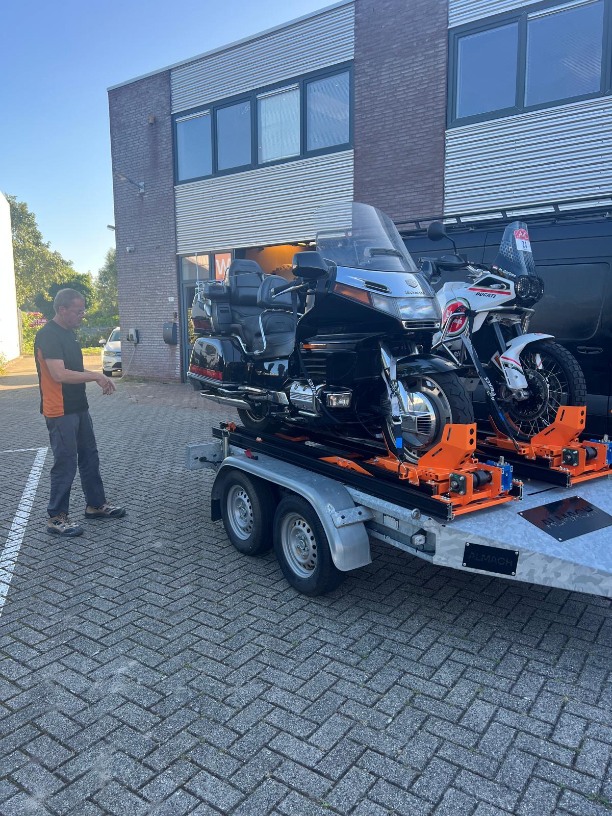 HUREN: motoraanhanger voor twee motoren