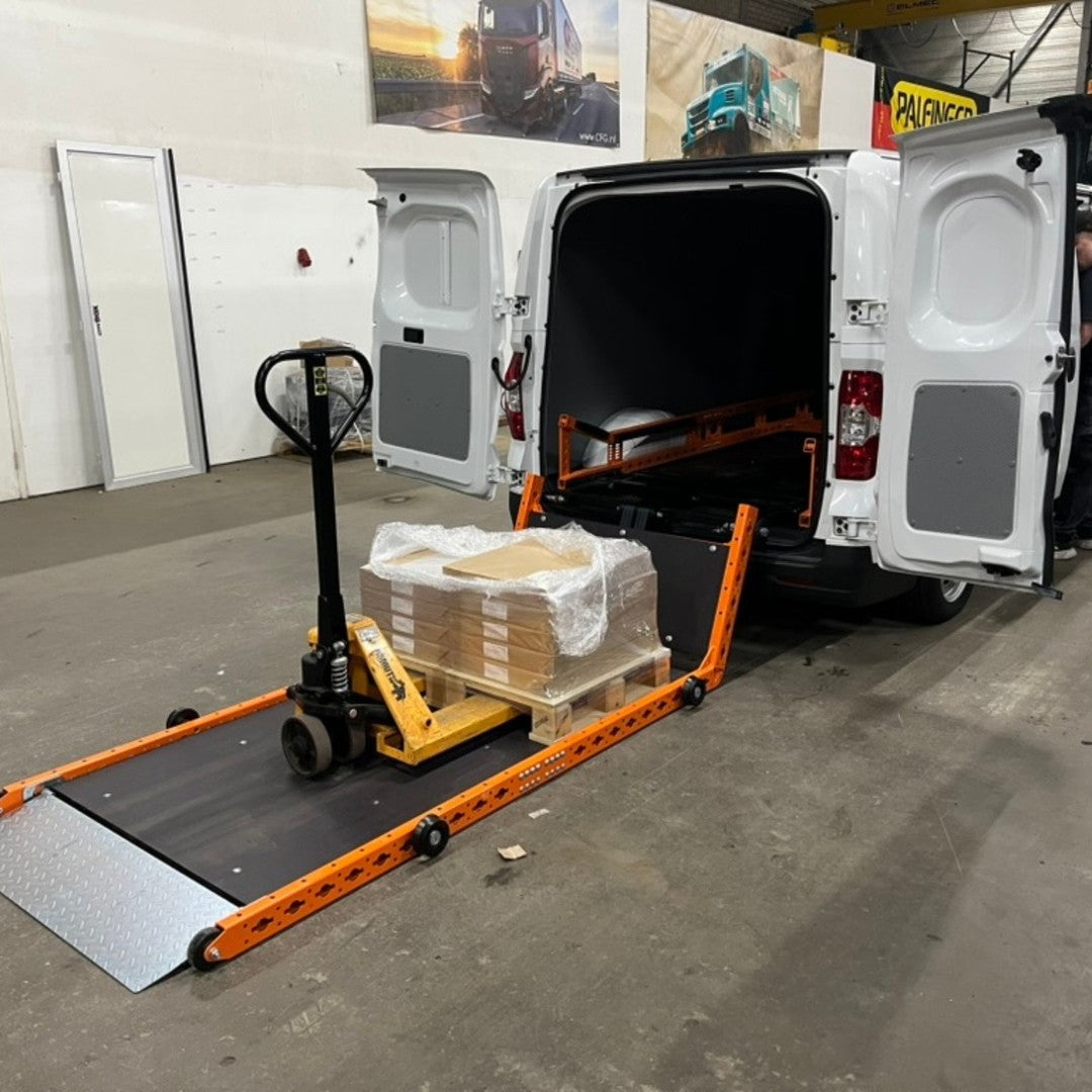Neo-Dyne oprijsysteem in een bestelbus met boltless bevestiging